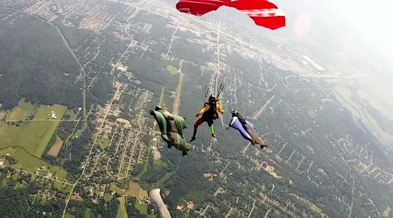 Wingsuit et voilure rapide XRW - Parachute Gatineau-Ottawa Skydive
